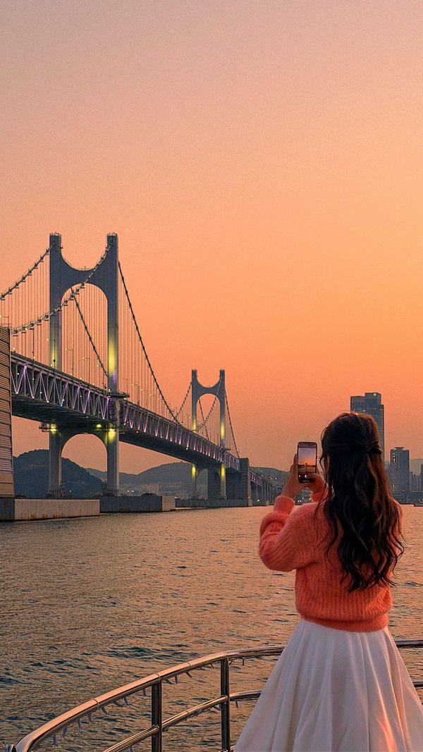 広安大橋を眺めながら夕焼けを撮るお客様