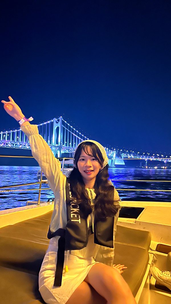 夜景を前にクルーズデッキで手を上げるお客様