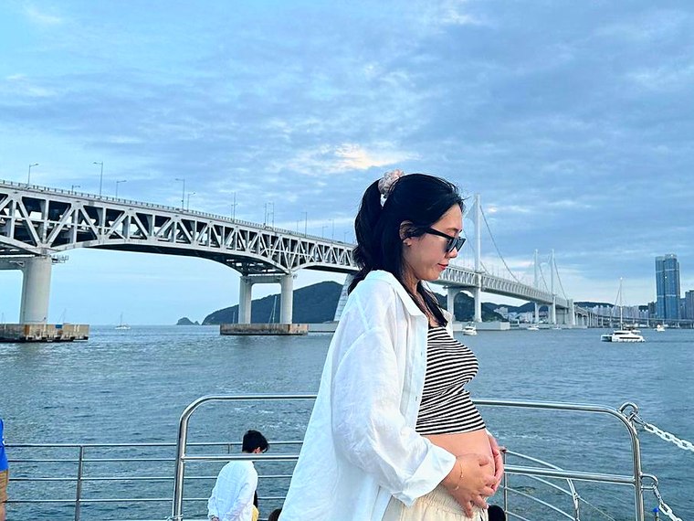 広安大橋を背にデッキに立つお客様