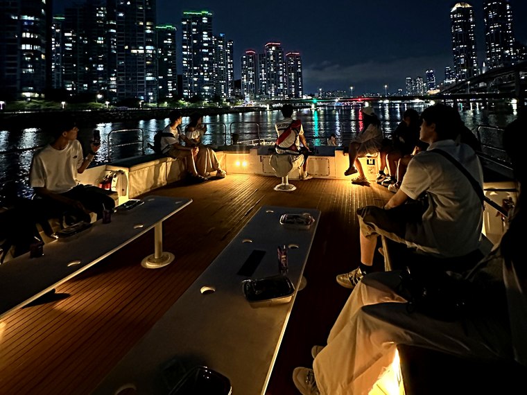 夜景を背にデッキに集まった団体のお客様