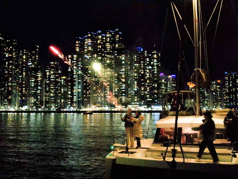 マリンシティの夜景を前にヨットで楽しむ花火